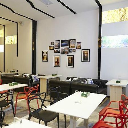 Lavande Hotel Zhuhai Gongbei Port Square Esterno foto