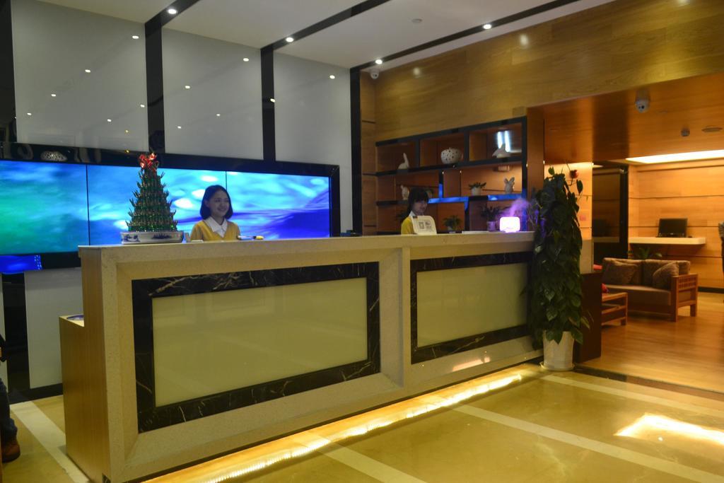 Lavande Hotel Zhuhai Gongbei Port Square Esterno foto