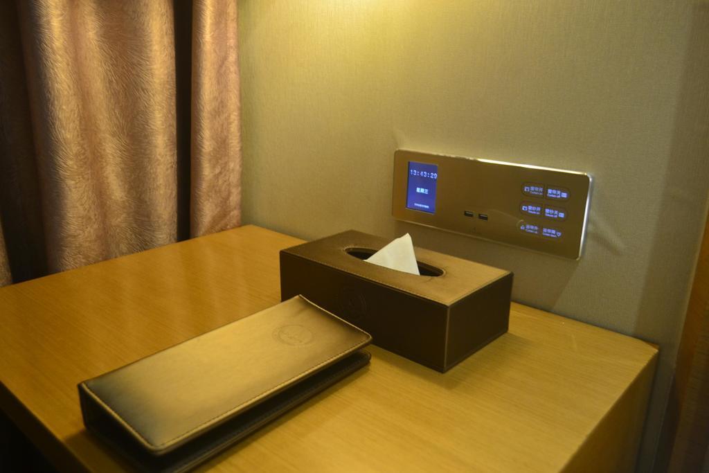 Lavande Hotel Zhuhai Gongbei Port Square Esterno foto