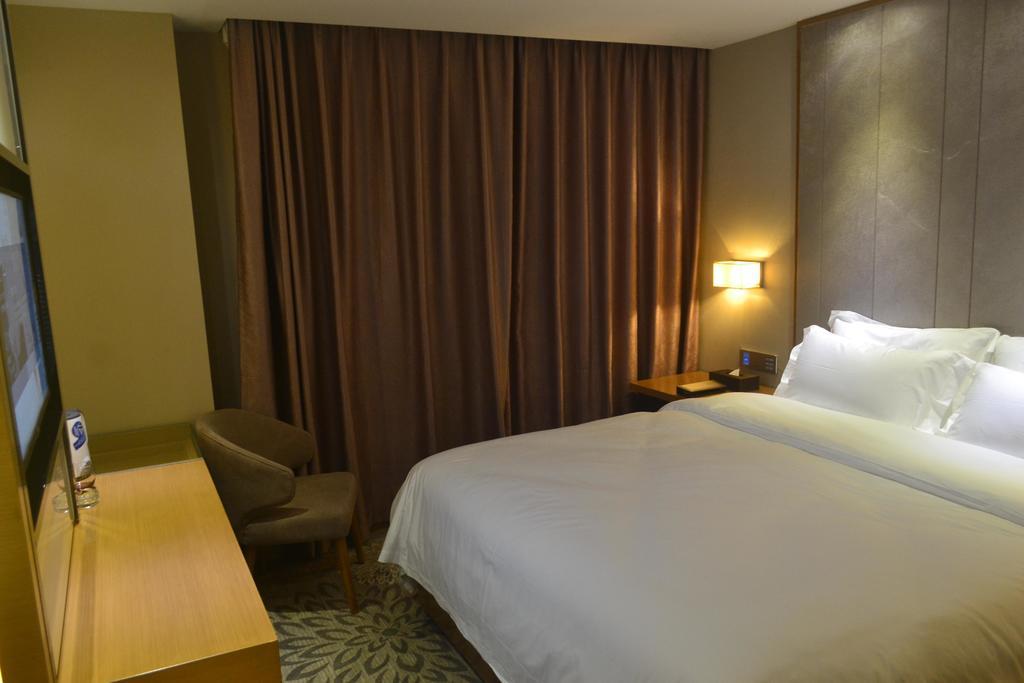 Lavande Hotel Zhuhai Gongbei Port Square Esterno foto