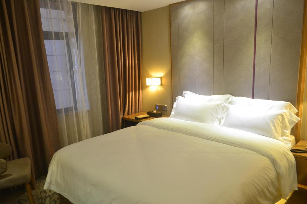 Lavande Hotel Zhuhai Gongbei Port Square Esterno foto