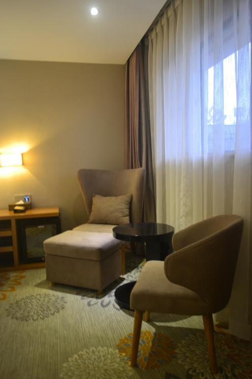 Lavande Hotel Zhuhai Gongbei Port Square Esterno foto