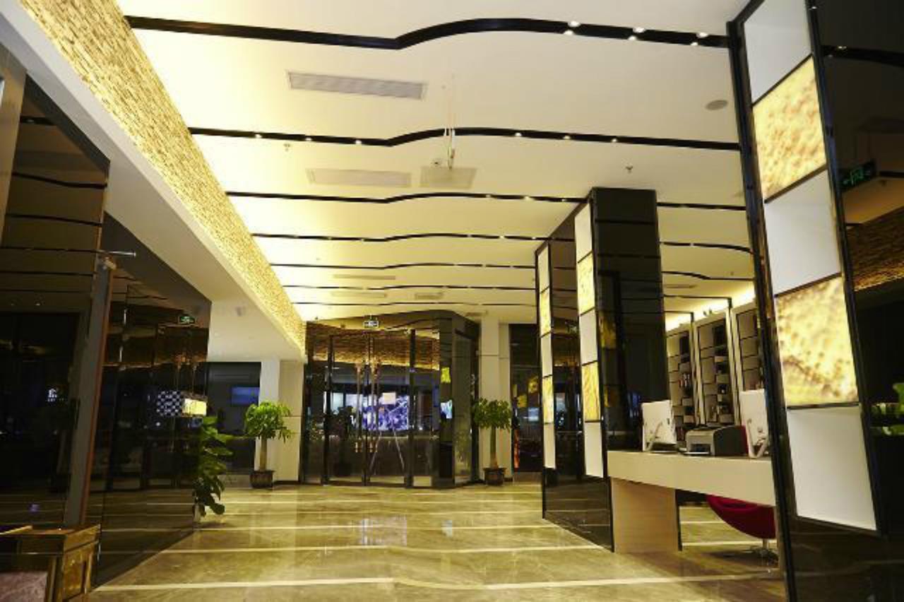 Lavande Hotel Zhuhai Gongbei Port Square Esterno foto